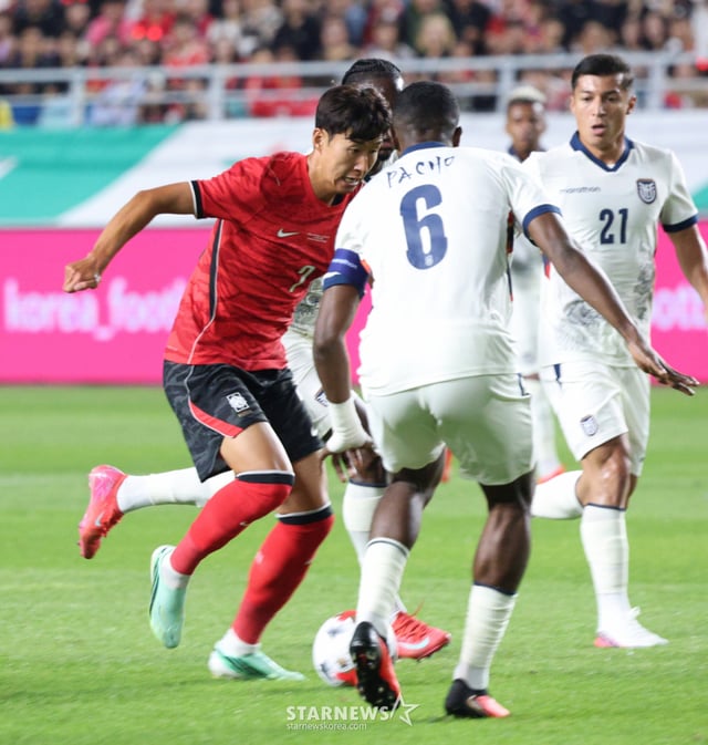 The South Korean national football team held a friendly match against Ecuador on the 24th at Suwon World Cup Stadium. Son Heung-min is competing with Ecuador's Pacho. /Photo=Chief correspondent Kim Jin-kyung