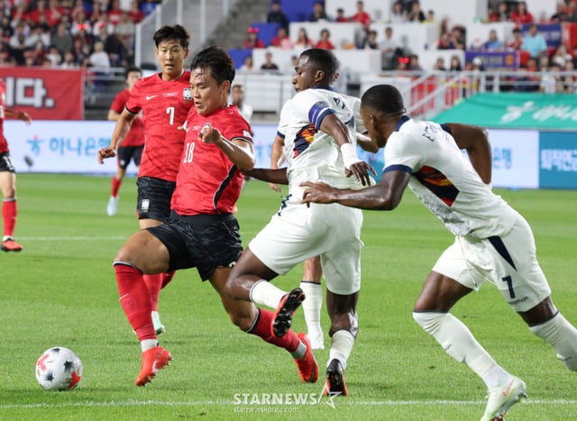 Oh Hyeon-gyu is attempting to break through past Ecuador's Pacho. /Photo=Chief correspondent Kim Jin-kyung