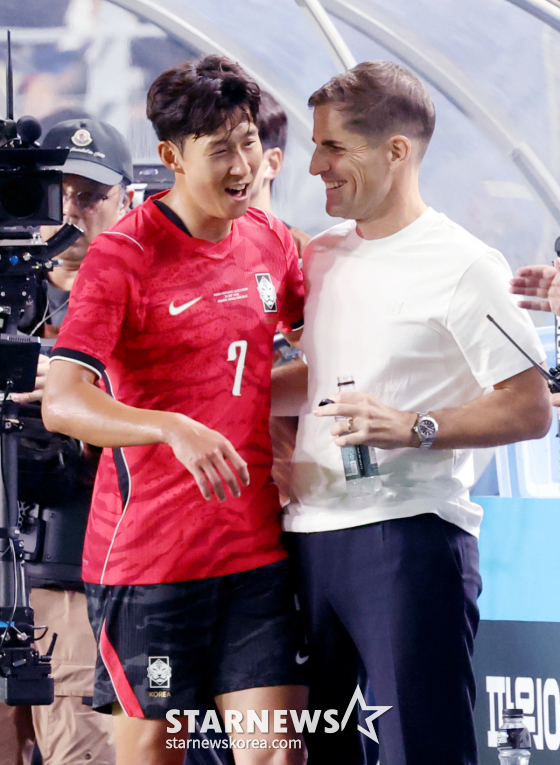 Đội tuyển bóng đá quốc gia Hàn Quốc đã tổ chức trận giao hữu với Ecuador tại Suwon World Cup Stadium vào ngày 24. Son Heung-min được Huấn luyện viên Moreno chào đón sau khi được thay ra ở hiệp hai. /ảnh=phóng viên trưởng Kim Jin-kyung