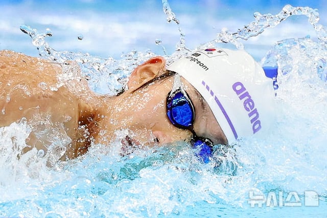 22일 일본 도쿄도 고토구 도쿄아쿠아틱스센터에서 열린 2026 아이치·나고야 아시안게임 경영 남자 혼계영 400m 결선에서 김영범이 역영하고 있다. /사진=뉴시스