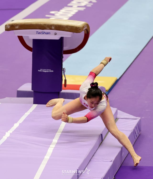 북한 안창옥이 24일 나고야 체조경기장에서 열린 2026 아이치·나고야 아시안게임 체조 개인전 여자 도마에서 힘차게 날아오르고 있다. 안창옥은 2차시기 착지실수로 여서정에 이어 은메달을 따냈다. . 2026.09.24. 북한 안창옥이 24일 나고야 체조경기장에서 열린 2026 아이치·나고야 아시안게임 체조 개인전 여자 도마에서 힘차게 날아오르고 있다. 안창옥은 2차시기 착지실수로 여서정에 이어 은메달을 따냈다. . 2026.09.24. /사진=강영조 cameratalks@
