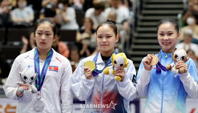 도마 금메달리스트 여서정이 24일 나고야 체조경기장에서 열린 2026 아이치·나고야 아시안게임 체조 개인전 여자 도마 시상식에서 북한 안창옥과 함께 메달세리머니에 참여하고 있다. . 2026.09.24. /사진=강영조 cameratalks@