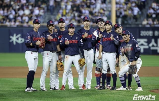 ロッテ選手団が24日、蚕室（チャムシル）LG戦で勝利し、微笑んでいる。 /写真=ロッテジャイアンツ提供