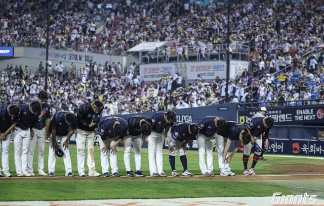 ロッテ選手団が24日、蚕室（チャムシル）LG戦で勝利し、ファンに挨拶した。 /写真=ロッテジャイアンツ提供