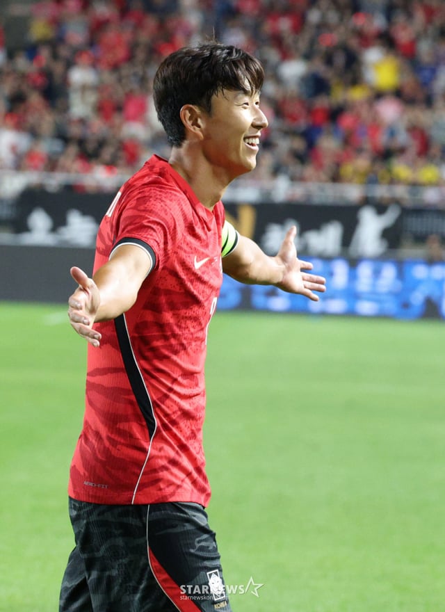 대한민국 축국구가대표팀이 24일 수원월드컵경기장에서 에콰도르와 친선경기를 열었다. 손흥민이 환상적인 프리킥으로 두 번째 골을 터트리고 환호하고 있다. /사진=김진경 대기자