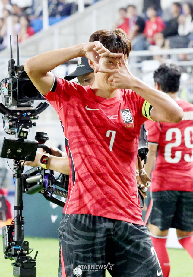 대한민국 축국구가대표팀이 24일 수원월드컵경기장에서 에콰도르와 친선경기를 열었다. 손흥민이 환상적인 프리킥으로 두 번째 골을 터트리고 세리머니를 하고 있다. /사진=김진경 대기자