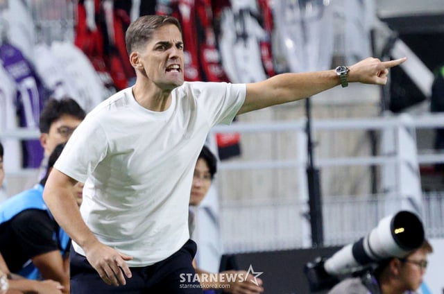 The South Korea national football team held a friendly match against Ecuador on the 24th at Suwon World Cup Stadium. Coach Moreno is giving tactical instructions. /Photo=Chief correspondent Kim Jin-kyung