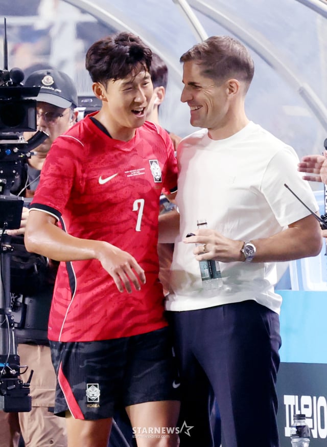 The South Korea national football team held a friendly match against Ecuador on the 24th at Suwon World Cup Stadium. Son Heung-min is receiving congratulations from Coach Moreno after being substituted in the second half. /Photo=Chief correspondent Kim Jin-kyung