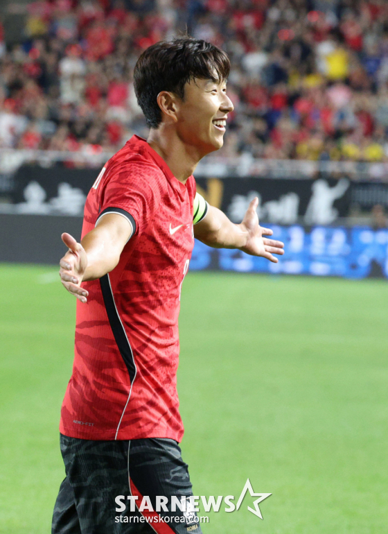 韓国サッカー代表チームが24日、水原(スウォン)W杯競技場でエクアドルと親善試合を行った。 孫興民が幻想的なフリーキックで2点目のゴールを決めて歓呼している。 /写真=キム·ジンギョン待機者