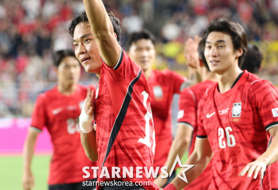 韓国サッカー代表チームが24日、水原(スウォン)W杯競技場でエクアドルと親善試合を行った。 オ·ヒョンギュが初ゴールを決めて応援団に認知している。 /写真=キム·ジンギョン待機者
