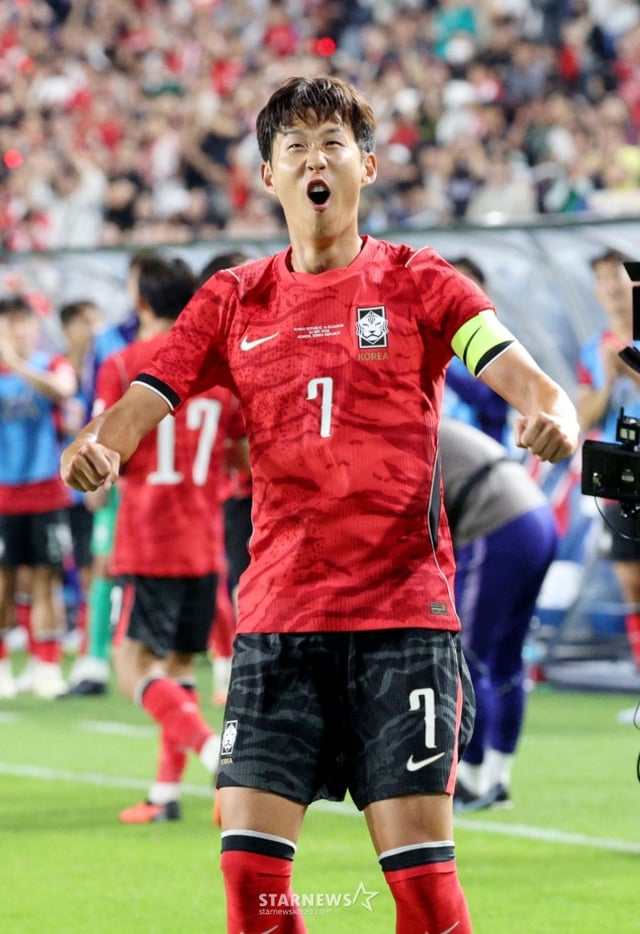 손흥민이 이 24일 오후 8시 수원월드컵경기장에서 열린 에콰도르와의 '9~10월 하나은행 초청 축구 국가대표팀 친선경기'에서 골 세리머니를 하고 있다. /사진=김진경 대기자