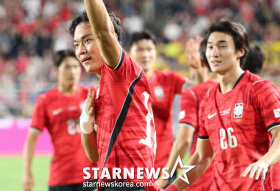 대한민국 축국구가대표팀이 24일 수원월드컵경기장에서 에콰도르와 친선경기를 열었다.  오현규가 첫 골을 터트리고 응원단에 인시하고 있다. /사진=김진경 대기자