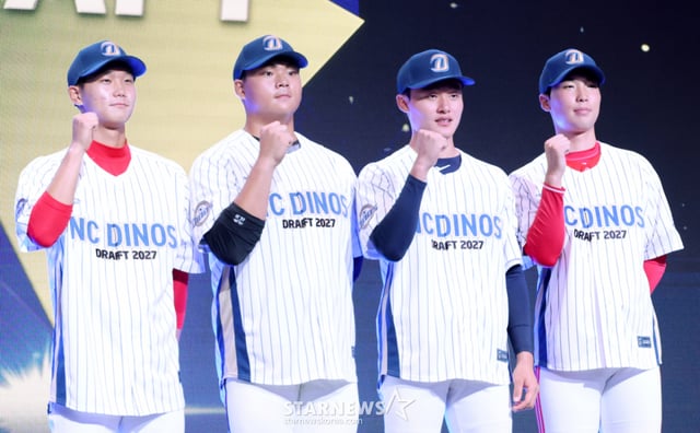 '2027 KBO 新人选秀’于 21日在首尔松坡区乐天酒店世界水晶厅举行。宇宙路（从左至右）、黄成贤、朴宝昇、姜仁奎被 NC 选中后合影留念。/照片=首席记者金振景