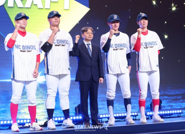 '2027 KBO 新人选秀’于 21日在首尔松坡区乐天酒店世界水晶厅举行。朴宝昇（庆南高中）等被 NC 选中的选手与任善南社长合影留念。/图片=首席记者金振景