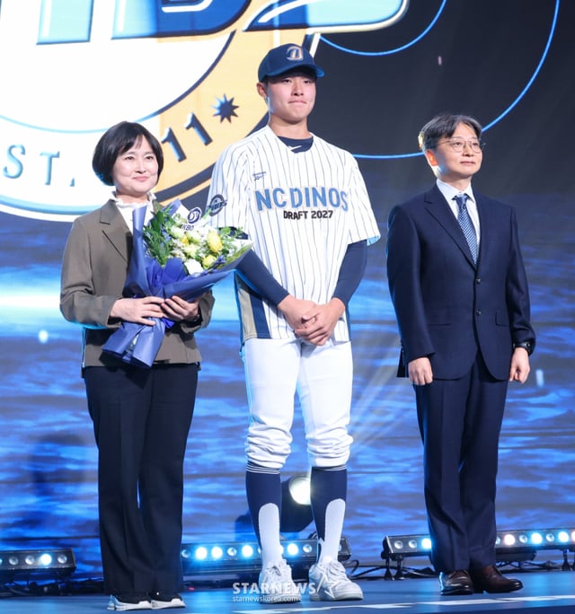 '2027 KBO 新人选秀’于 21日在首尔松坡区乐天酒店世界水晶厅举行。朴宝昇（庆南高中）以第 6 顺位被 NC 选中后，与任善南社长合影留念。/图片=首席记者金振景