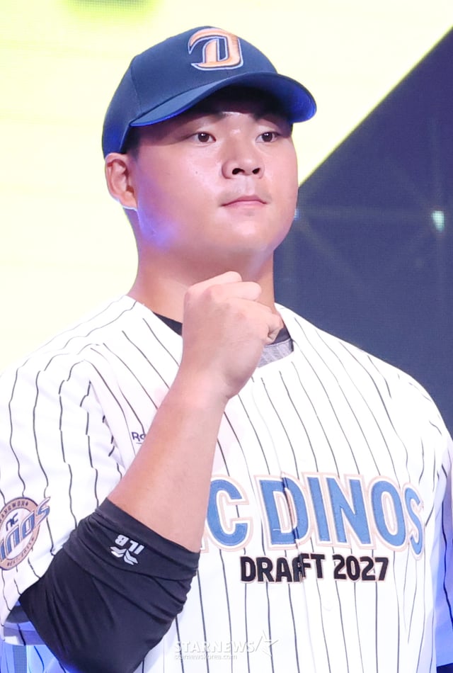 '2027 KBO 新人选秀’于 21日在首尔松坡区乐天酒店世界水晶厅举行。黄成贤被 NC 选中后合影留念。/图片=首席记者金振景