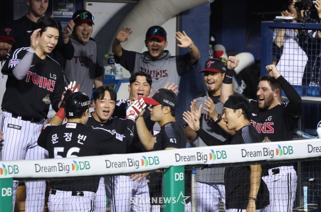 2026 신한 SOL KBO리그 두산 베어스 대 LG 트윈스 경기가 2일 서울 잠실야구장에서 열렸다. LG 문정빈이 8회초 1사에서 우중월 1점 홈런을 날리고 홈인한 후 동료들의 환영을 받고 있다. /사진=김진경 대기자