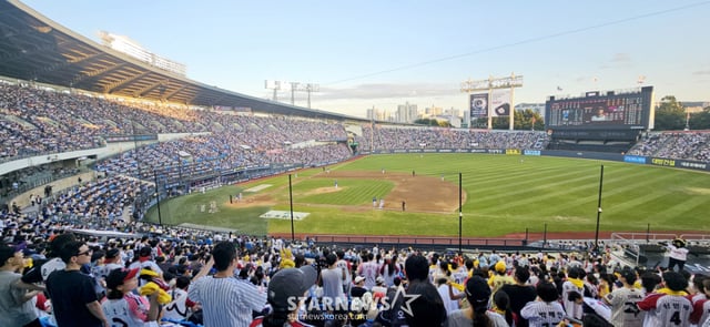 6일 잠실야구장에서 열린 2026KBO리그 삼성라이온즈와 LG트윈스 경기에 만원관중이 가을 프로야구를 만끽하고 있다. 2026.09.06. /사진=강영조 선임기자