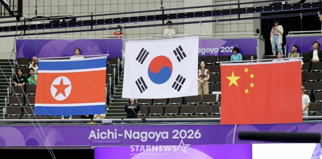 도마 금메달리스트 여서정이 24일 나고야 체조경기장에서 열린 2026 아이치·나고야 아시안게임 체조 개인전 여자 도마 시상식에서 북한 안창옥과 함께 메달세리머니에  참여하고 있다. /사진=강영조 cameratalks@