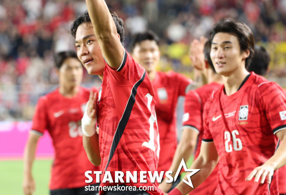 대한민국 축국구가대표팀이 24일 수원월드컵경기장에서 에콰도르와 친선경기를 열었다. 오현규가 첫 골을 터트리고 응원단에 인시하고 있다. /사진=김진경 대기자