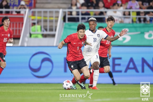 김민재(왼쪽)가 에콰도르와 경기 중 드리블 돌파를 시도하고 있다. /사진=대한축구협회(KFA) 제공