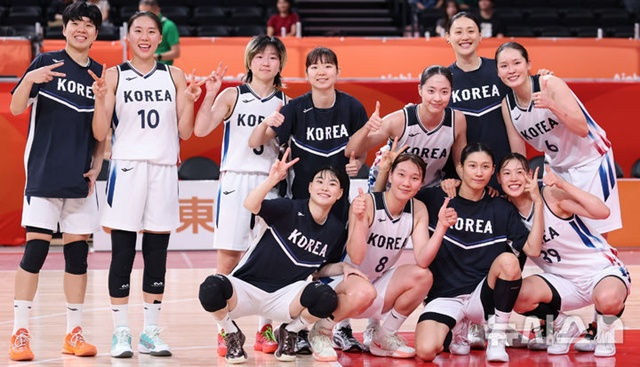 한국 여자 농구 대표팀 승리 기념샷. /사진=뉴시스 제공