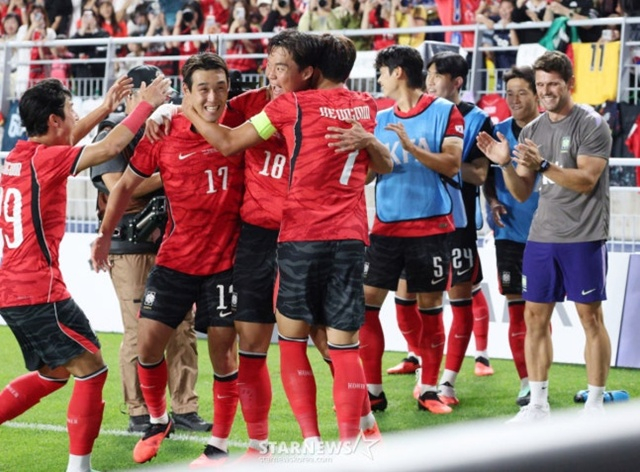 기뻐하는 한국 축구대표팀. /사진=강영조 선임 기자