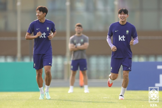 손흥민(왼쪽)과 김봉수. /사진=대한축구협회 제공