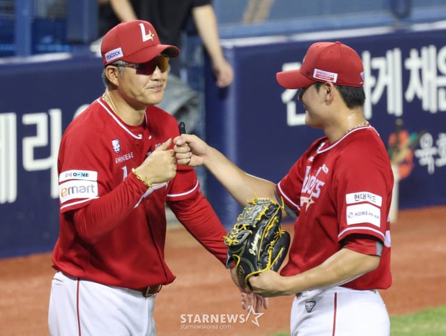 SSGランダースの抑え投手、チョ·ビョンヒョン(右)が7月7日、ソウル蚕室(チャムシル)野球場で行われた斗山(トゥサン)ベアーズと2026新韓(シンハン)SOLKBOリーグ訪問試合でチームの勝利を守り抜いた後、李スンヨン監督とハイタッチをしている。 /写真=キム·ジンギョン待機者