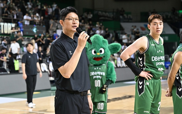 이규섭 원주 DB 감독(왼쪽). /사진=KBL 제공