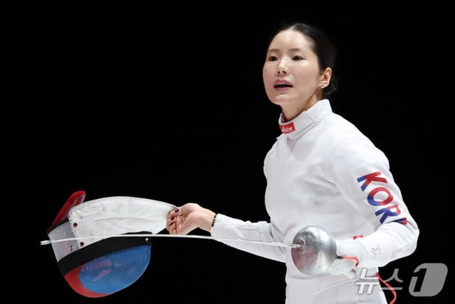 South Korea's Song Se-ra competes against China in the women's team epee final at the 2026 Aichi-Nagoya Asian Games held on the 25th at the Aichi Sky Expo Hall in Aichi, Japan. /Photo=NEWS1