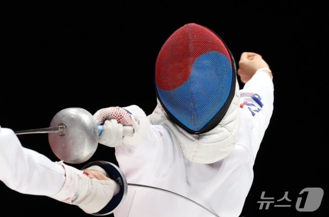 South Korea's Yang Seung-hye competes against China in the women's team epee final at the 2026 Aichi-Nagoya Asian Games held on the 25th at the Aichi Sky Expo Hall in Aichi, Japan. /Photo=NEWS1