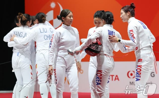 대한민국 이혜인, 송세라, 임태희, 양승혜가 25일 일본 아이치 스카이 엑스포홀에서 열린 2026 아이치·나고야 아시안게임 펜싱 여자 에페 단체전 결승전에서 중국에 패배한 뒤 아쉬워하고 있다. /사진=뉴스1