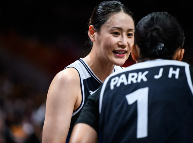 강이슬(왼쪽). /사진=FIBA