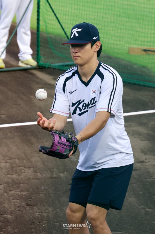 Kim Do-young realiza calentamiento de catchball antes del partido entre Corea del Sur y Japón en la Super Ronda del Béisbol de los Juegos Asiáticos Aichi-Nagoya 2026 que se disputará el día 25 en el Campo Ciudadano de Toyohashi, Japón. /Foto=reportero sénior Kang Young-jo