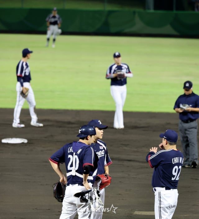 South Korean right-handed pitcher So Hyoung-jun (center) makes a surprised expression after allowing three runs in the third inning during the 2026 Aichi-Nagoya Asian Games Baseball Super Round match between South Korea and Japan at Toyohashi Citizens Stadium in Japan on the 25th. /Photo=Senior reporter Kang Young-jo