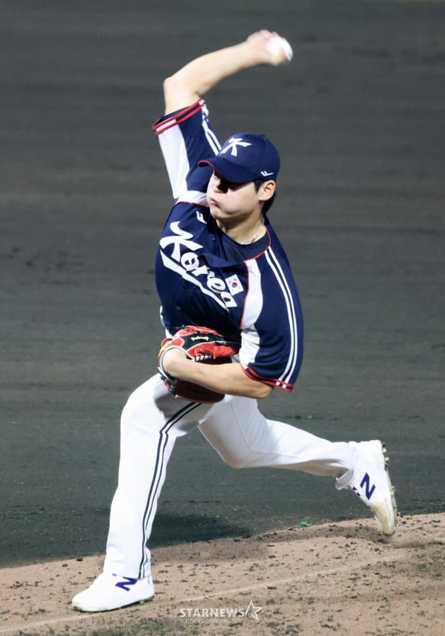 South Korean right-handed pitcher Jo Byung-hyun pitches during the sixth inning of the 2026 Aichi-Nagoya Asian Games Baseball Super Round match between South Korea and Japan at Toyohashi Citizens Stadium in Japan on the 25th. /Photo=Senior reporter Kang Young-jo