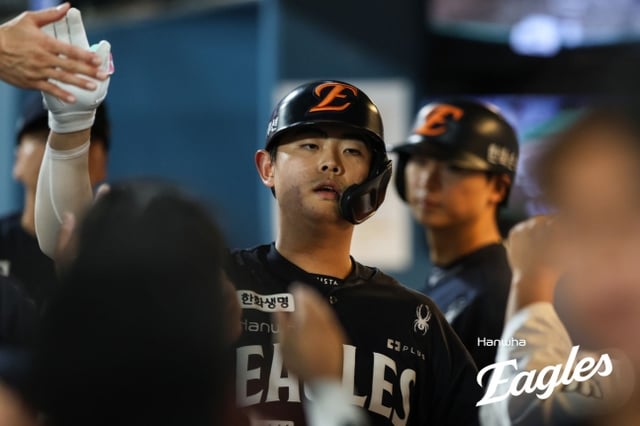 한화 이글스 허인서가 25일 창원 NC파크에서 열린 NC 다이노스와 2026 신한 SOL KBO리그 방문경기에서 6회초 시즌 20번째 홈런을 터뜨린 뒤 더그아웃에서 동료들의 축하를 받고 있다. /사진=한화 이글스 제공