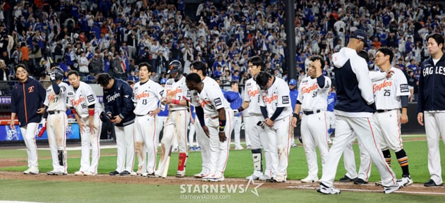 연패 후 관중들에게 고개 숙여 인사하는 한화 이글스 선수단. /사진=강영조 선임기자