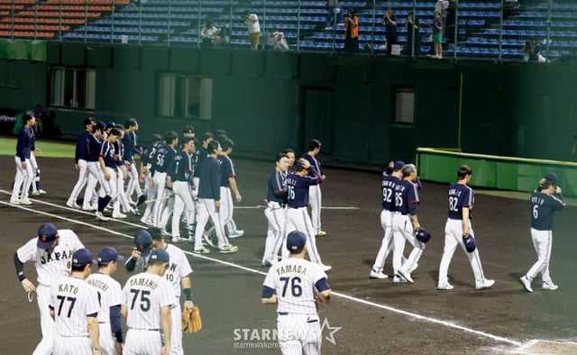 한국 야구 대표팀 선수단이 25일 일본 도요하시 시민구장에서 열리는 2026 아이치·나고야 아시안게임 야구 슈퍼라운드 일본전 패배 후 관중들에게 고개를 숙여 인사하고 있다. /사진=강영조 선임기자