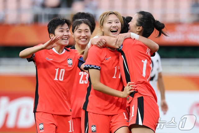 기뻐하는 한국 여자 축구 대표팀. /사진=뉴스1 제공