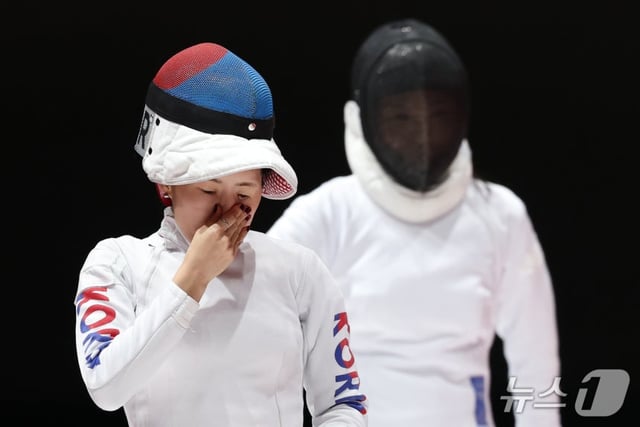 South Korea's Song Se-ra looks disappointed after conceding a point to China in the women's team epee final at the 2026 Aichi-Nagoya Asian Games held at the Aichi Sky Expo Hall in Aichi, Japan, on the 25th. /Photo=NEWS1