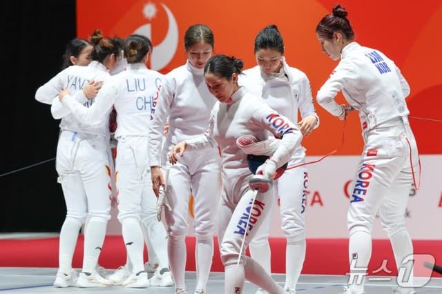 South Korea's Lee Hye-in, Song Se-ra, Im Tae-hee, and Yang Seung-hye look disappointed after losing to China in the women's team epee final at the 2026 Aichi-Nagoya Asian Games held at the Aichi Sky Expo Hall in Aichi, Japan, on the 25th. /Photo=NEWS1