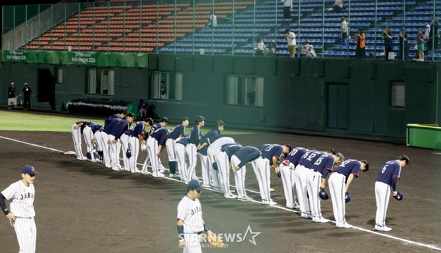 한국 야구대표팀 선수들이 25일 일본 도요하시 시민구장에서 열리는 2026 아이치·나고야 아시안게임 야구 슈퍼라운드 일본전에서 완패한 뒤 관중들에 고개를 숙여 인사하고 있다. /사진=강영조 선임기자