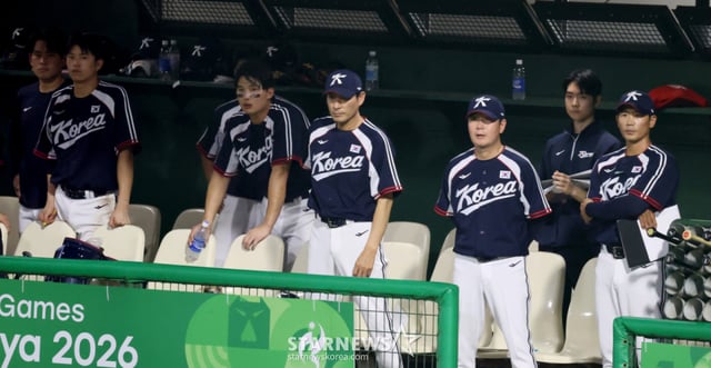류지현(오른쪽에서 3번째) 한국 야구대표팀 감독이 25일 일본 도요하시 시민구장에서 열리는 2026 아이치·나고야 아시안게임 야구 슈퍼라운드 일본전 패색이 짙어진 상황을 지켜보고 있다. /사진=강영조 선임기자