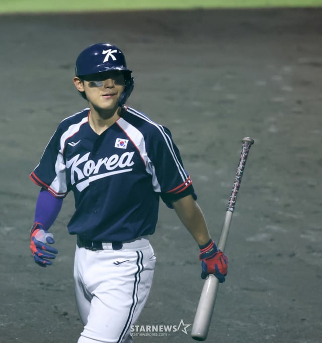 김도영이 25일 일본 도요하시 시민구장에서 열리는 2026 아이치·나고야 아시안게임 야구 슈퍼라운드 일본전에서 삼진을 당하고 더그아웃으로 물러나고 있다. /사진=강영조 선임기자