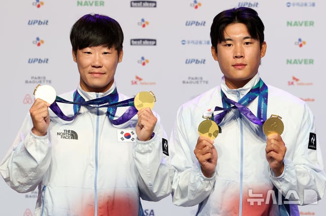 남자 카약 2인승, 4인승 금메달리스트 조광희(왼쪽). 김효빈이 26일 오전(현지 시간) 일본 아이치현 나고야시 코리아하우스에서 열린 금메달리스트 기자회견에 참석해 기념촬영을 하고 있다. /사진=뉴시스
