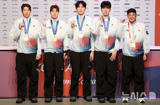 男子3x3バスケットボール金メダリストのキム·スンウ（左から）、イ·ジュヨン、イ·ドングン、ク·ミンギョ、ペ·ギルテ監督が26日午前（現地時間）、日本愛知県名古屋市のコリアハウスで開かれた金メダリストの記者会見に参加し、記念撮影をしている。 /写真=ニューシス