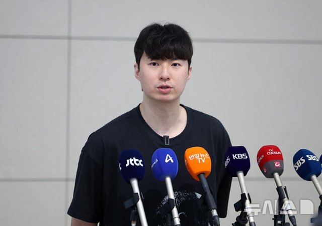 Lee Hyun-jung answering reporters' questions. /Photo=NEWSIS provided