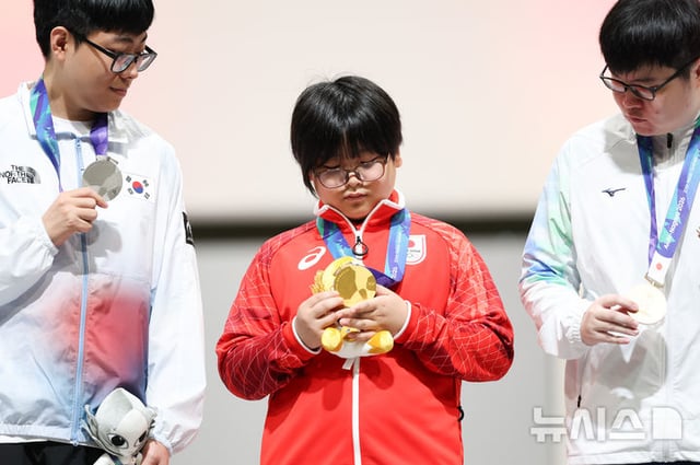 South Korea's Kang Dong-shin (left), who won the silver medal, and Japan's Kurihara (center), who secured the gold medal. /Photo=NEWSIS